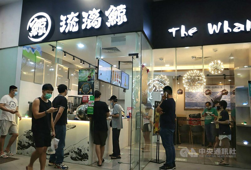 新加坡宣布21日晚間11時59分起,暫時關閉較不重要的必要服務行業,凡專賣飲料、糕點等商店均關閉,包括珍珠奶茶,圖為盛港地區泡泡茶店湧進不少外帶人潮。中央社記者黃自強新加坡攝 109年4月21日
