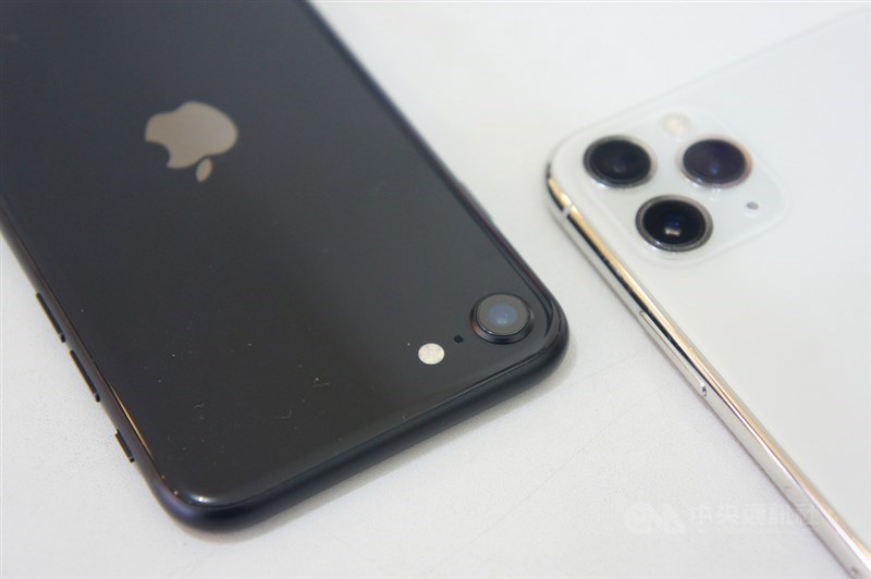 iPhone SE新機(左)24日開賣,主相機採用iPhone中最出色的單鏡頭系統,具備1200萬像素廣角相機,透過「人像光線」模式能讓臉部特徵更明亮、增添戲劇性的定向照明。右為搭載3鏡頭系統的iPhone 11 Pro Max。中央社記者吳家豪攝 109年4月24日
