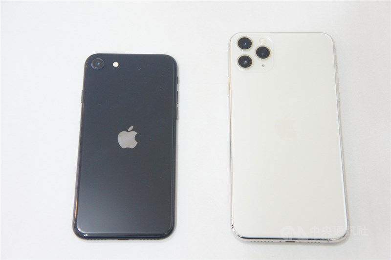 4.7吋的iPhone SE新機(左)24日開賣,與6.5吋的iPhone 11 Pro Max(右)相比,iPhone SE新機顯得更小巧。中央社記者吳家豪攝 109年4月24日