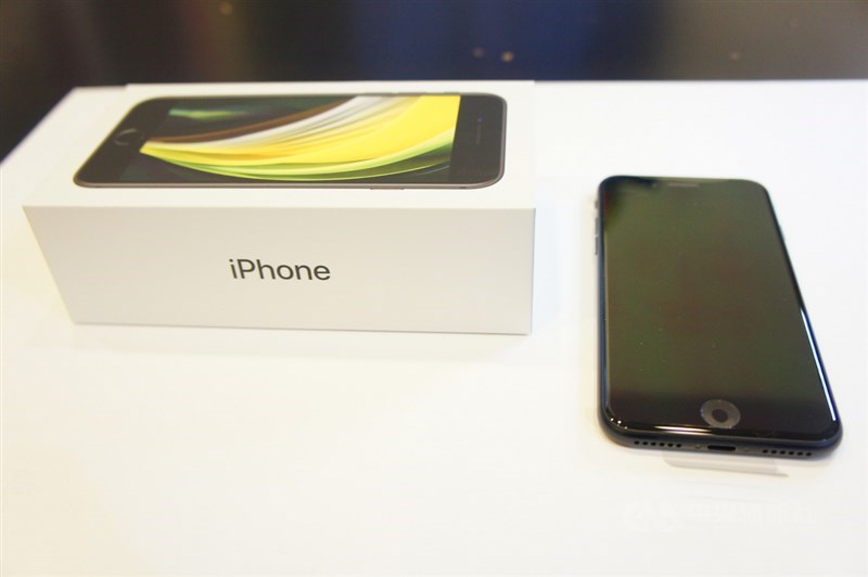 蘋果iPhone SE新機24日開賣,電信三雄網路門市開紅盤,整體而言以128GB銷售量最高,占比達5至7成。中央社記者吳家豪攝 109年4月24日