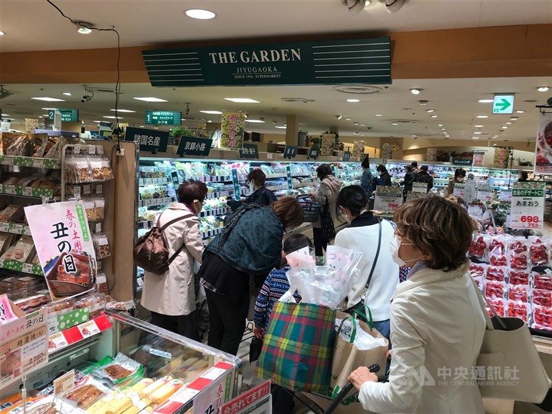 日本大阪市長松井一郎建議在疫情期間由男性外出購買日用品,因為女性買東西「花的時間很長」。圖為東京超市人潮擁擠情況。(中央社檔案照片)