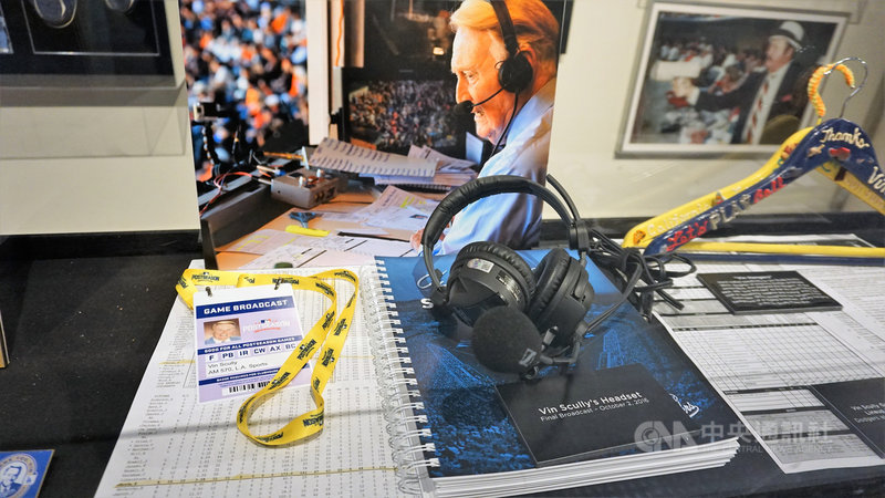 92歲傳奇播報員史卡利(Vin Scully)在道奇隊史占有重要地位,圖為球場擺設他當年用過的耳機、麥克風、紀錄本與採訪證。中央社記者林宏翰洛杉磯攝 109年4月24日