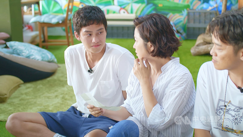 公視節目「阮三个」24日晚間將播出第2季最後一集,但談到分離時,演員范少勳(左)卻因為不捨落淚,他表示,「不是因為房子在哪,家在哪,而是我們去哪,那個地方就是家。」(公視提供)中央社記者王心妤傳真 109年4月24日