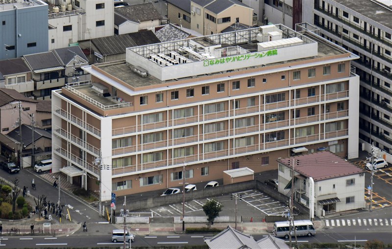日本大阪市區生野區的「浪速復健醫院」(暫譯)截至22日為止,已有醫護、患者等共122人確診武漢肺炎。(共同社提供)