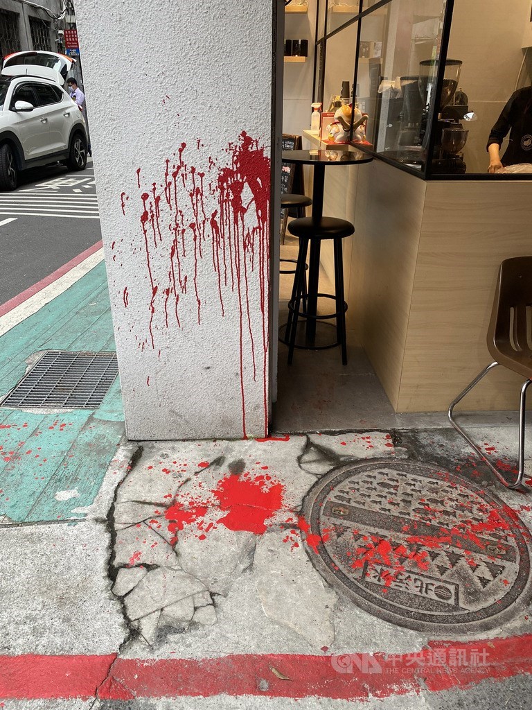 前香港銅鑼灣書店店長林榮基4月21日上午在台北市中山區吃早餐時,突然遭到不明人士潑紅漆。圖為犯案後現場。(中央社檔案照片)
