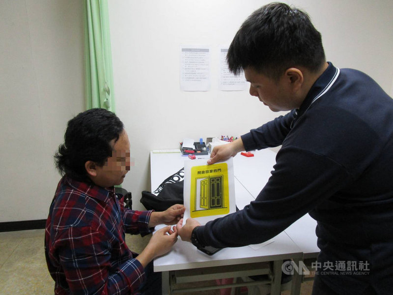 35歲失聯印尼移工阿蘇(左)思念從未見過面的4歲幼女,得知移民署正在實施「擴大自行到案專案」,不會被關,鼓起勇氣投案,近日得以回印尼與家人團圓。(移民署提供)中央社記者蔡智明傳真 109年4月25日