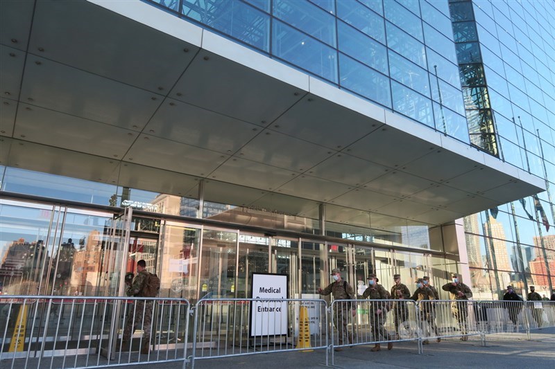 在美軍協助下,紐約市賈維茨會展中心改裝成2500床位臨時醫院,收治武漢肺炎患者。根據紐約州長古莫說法,賈維茨中心已收治800名病患。中央社記者尹俊傑紐約攝 109年4月18日