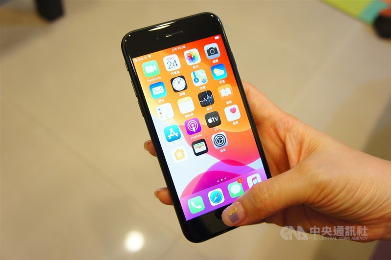 iPhone SE新機24日開賣,採用4.7吋Retina HD顯示器及小巧設計,可進行舒適的單手操作,也能輕鬆放入口袋。中央社記者吳家豪攝 109年4月24日