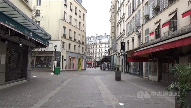 法國巴黎市中心夏特雷(Châtelet)周邊街道因全國行動限制令上路人跡罕至。中央社記者曾婷瑄巴黎攝 109年3月18日