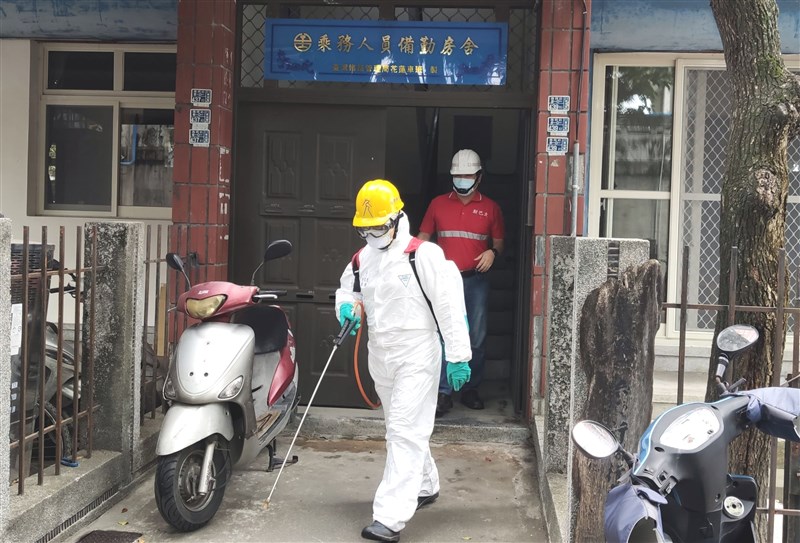 磐石艦確診武漢肺炎官兵曾進入健身房,與他同足跡的台鐵車長24日出現發燒,雖然採檢呈陰性,但台鐵不敢掉以輕心,台東宿舍這2天密集消毒。中央社記者盧太城台東攝 109年4月25日