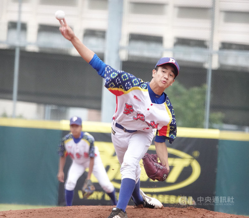 謝國城盃青少棒賽4強,台東縣隊張峻瑋(圖)展現大將之風,6.1局好投壓制,加上學長穀保家商林岳谷幫忙指點,有效擾亂對方打者節奏,率隊以2比0擊敗新北市隊、晉級冠軍戰。中央社記者謝靜雯攝 109年4月25日