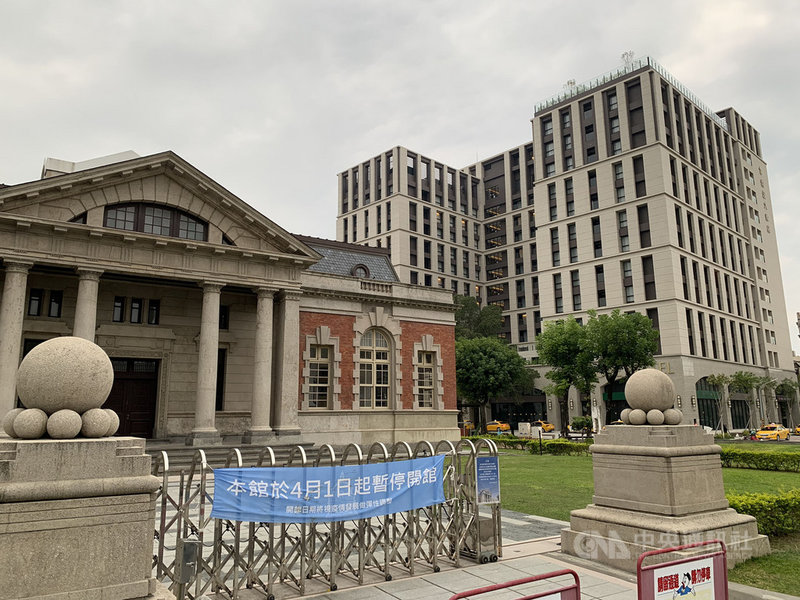 武漢肺炎衝擊各項產業,台南市政府觀光旅遊局表示,相較於去年3月同期,台南市旅館及飯店住宿明顯下滑。圖後方為台南市中西區煙波大飯店。中央社記者張榮祥台南攝 109年4月26日