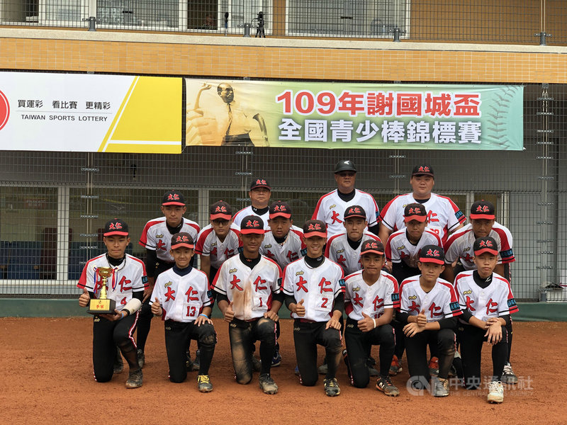 謝國城盃青少棒賽26日季軍戰,高雄市隊(圖)終場以5比2擊敗新北市隊,連兩年拿下季軍。中央社記者謝靜雯攝 109年4月26日