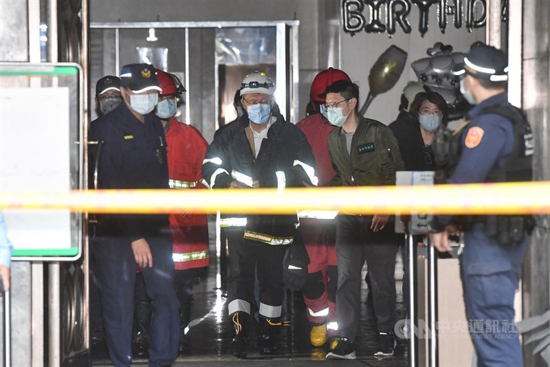 錢櫃KTV台北林森店26日發生火警,死傷慘重,台北市長柯文哲(中)下午也趕到現場,穿上消防衣進入火場了解起火原因等相關資訊。中央社記者林俊耀攝 109年4月26日