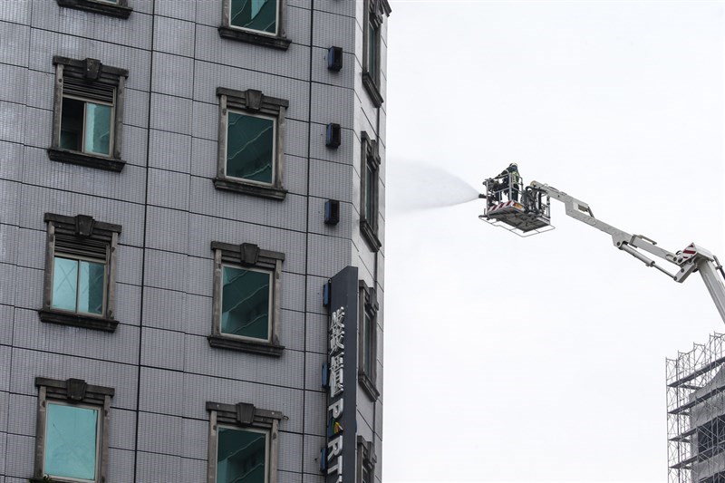 台北市林森北路錢櫃KTV26日上午近11時驚傳火警,起火點於5樓,消防局立即派水箱車34輛、雲梯車4輛、特種車5輛和救護車10輛,並出動139人到場救援。中央社記者謝佳璋攝 109年4月26日