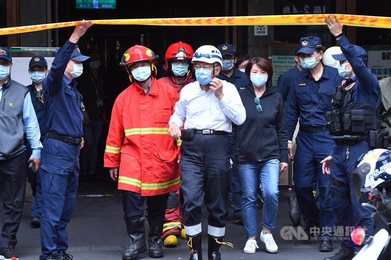 錢櫃KTV台北林森店26日上午驚傳火警,目前已知至少造成5死2命危及多人受傷,人在南部的台北市長柯文哲(中白衣)獲知後,也隨即北上到場了解狀況。中央社記者林俊耀攝 109年4月26日