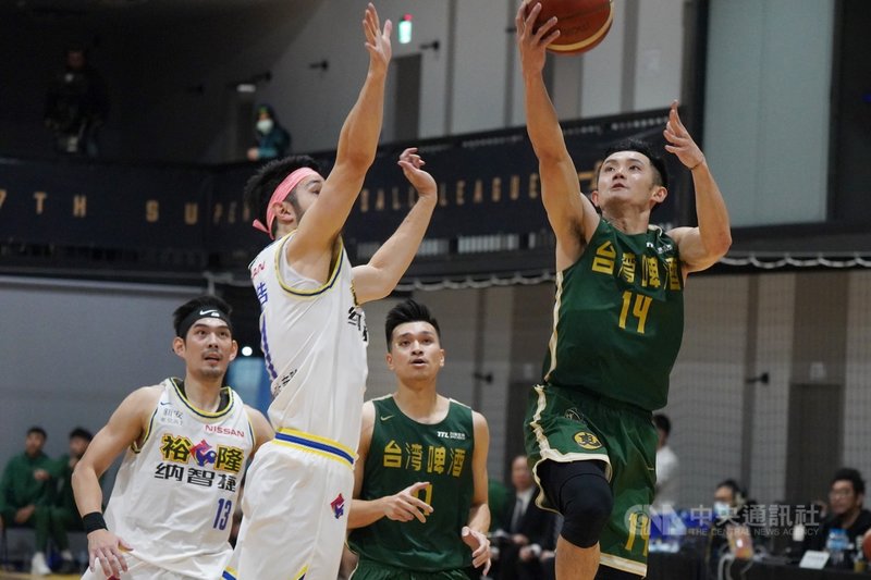 第17季超級籃球聯賽(SBL)總冠軍系列賽26日來到第4戰,台灣啤酒蔣淯安(前右)全場貢獻19分,助隊以90比82擊敗裕隆納智捷,在系列戰中搶先「聽牌」。中央社記者徐肇昌攝 109年4月26日