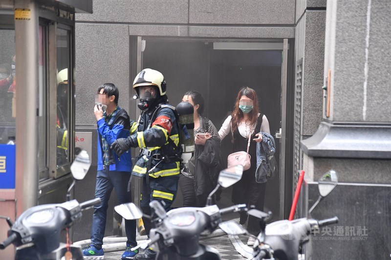 台北市中山區林森北路一棟14層樓建物發生火警26日上午驚傳火警,案發大樓1至9樓為錢櫃KTV,台北市消防局派員馳援並陸續疏散民眾。中央社記者林俊耀攝 109年4月26日