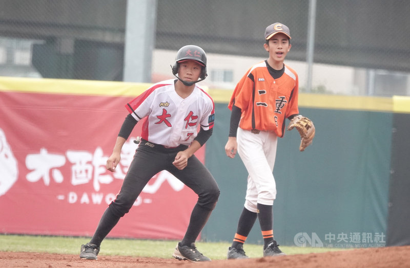 謝國城盃青少棒賽26日季軍戰,高雄市(大仁)隊與新北市(二重)交手,終場高雄市隊以5比2擊敗新北市隊,順利拿下勝利。圖為季軍戰比賽畫面。中央社記者謝靜雯攝 109年4月26日
