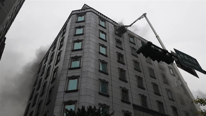 台北市中山區林森北路一棟14層樓高的建築物26日上午驚傳火警,起火點為5樓的錢櫃KTV,台北市消防局立即派員到場馳援。(民眾提供)中央社記者黃麗芸傳真 109 年4月26日