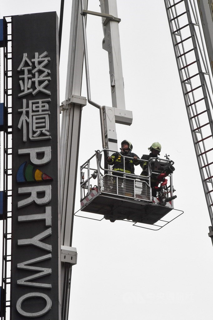 台北市林森北路錢櫃KTV26日傳出火警,現場火勢約於上午11時30分撲滅,消防局出動雲梯車救援受困民眾。中央社記者林俊耀攝 109年4月26日