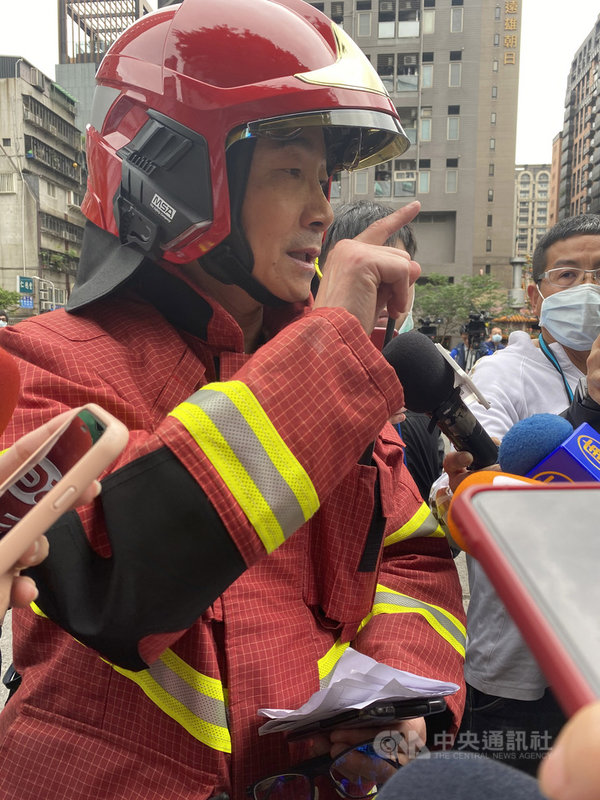 台北市林森北路錢櫃26日上午驚傳火警,台北市消防局第三大隊大隊長王證雄(前)受訪表示,起火點在5樓,初勘現場發現整棟樓的警報和廣播設備全關閉,導致事發時無法運作。中央社記者黃麗芸攝 109年4月26日