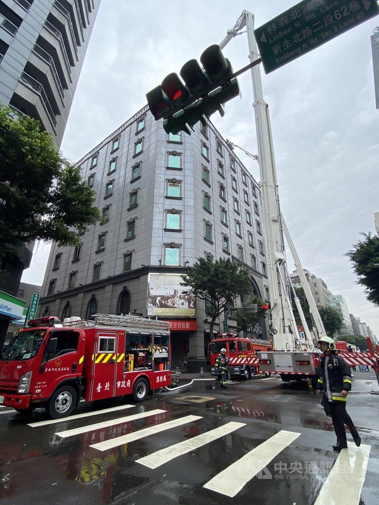台北市林森北路錢櫃KTV26日上午近11時驚傳火警,有部分唱歌民眾受困求救,台北市消防局派53車139人馳援,火勢約於11時30分撲滅,消防人員正逐層搜索確認是否還有受困者。中央社記者黃麗芸攝 109年4月26日