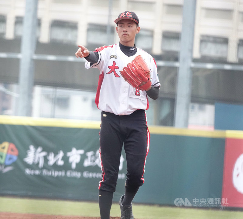 109年謝國城盃全國青少棒錦標賽季軍戰26日登場,高雄市隊陳善宇扛起先發重責,投出國中生涯首場完投勝,表現亮眼,也率隊拿下本屆季軍。中央社記者謝靜雯攝 109年4月26日