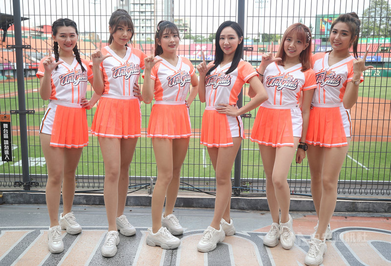 中華職棒因應疫情採閉門開打,雖然球迷無法進場,啦啦隊Uni Girls的活力依舊,隊長妮可(左2)向球迷喊話,雖然無法進場,但是也可以透過轉播在家裡一起跳,等待球迷再次進場,與他們一起跳起來。中央社記者張新偉攝 109年4月27日