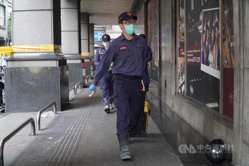 台北市錢櫃林森店26日發生火警釀多人死傷,初步研判起火點為5樓儲藏室。台北市火災調查人員27日上午再次前往現場採證,進一步釐清起火點與起火原因。中央社記者林長順攝 109年4月27日