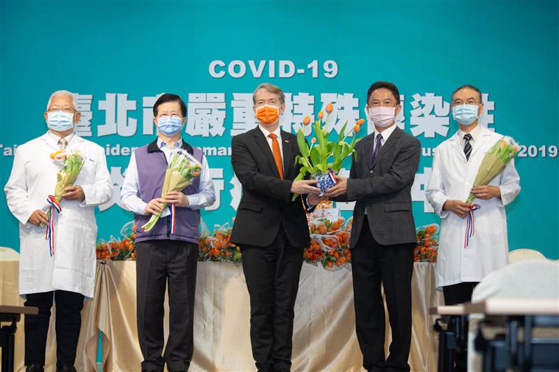 27日是荷蘭的國慶日國王節,但因全球疫情嚴峻,荷蘭不如以往的慶祝,而是用專程空運來台的3999朵國花鬱金香,表達對台灣第一線醫護人員的謝意。(圖取自facebook.com/NTIOTaiwan)