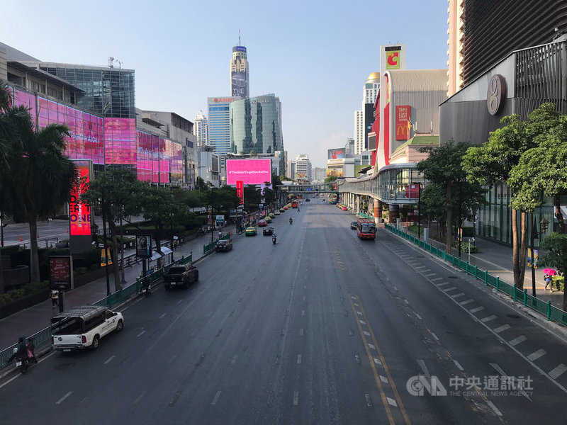 泰國從3月26日起進入緊急狀態至4月底,內閣會議今天通過延長緊急狀態至5月底。圖為曼谷市區中央世界百貨(Central World)前人車稀少的景象。中央社記者呂欣憓曼谷攝 109年4月28日