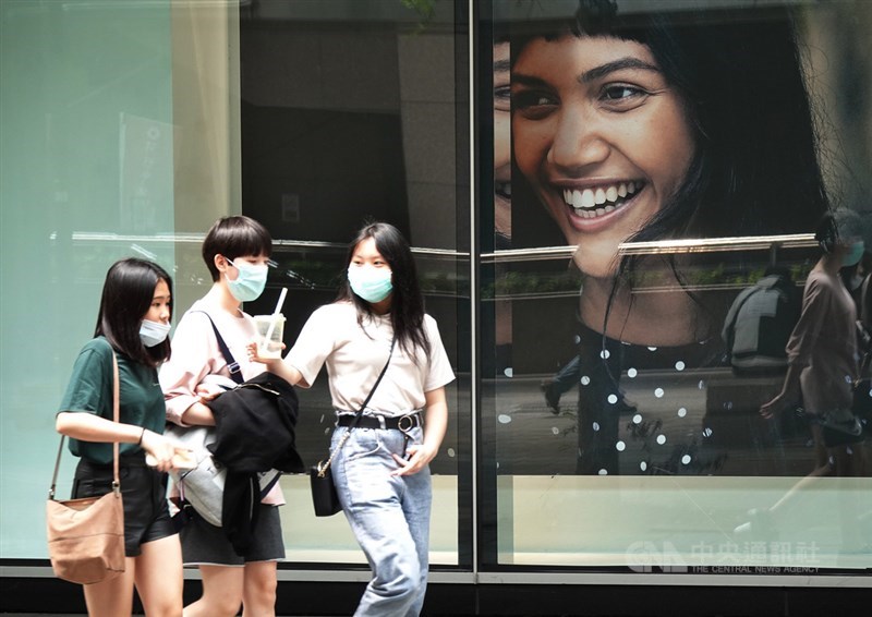 中央流行疫情指揮中心宣布,台灣27日無新增武漢肺炎確診個案,目前全台累計病例數維持在429例,已是連續15天無新增本土病例。(中央社檔案照片)