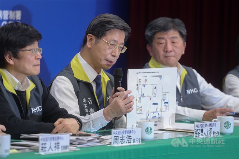 周志浩(左)在SARS期間,曾任台北縣政府衛生局長,當時跟著前縣長、現任行政院長蘇貞昌抗煞,成立SARS專責醫院。張上淳(中)是自SARS以來無「疫」不與的防疫老將,曾任衛生署副署長。(中央社檔案照片)
