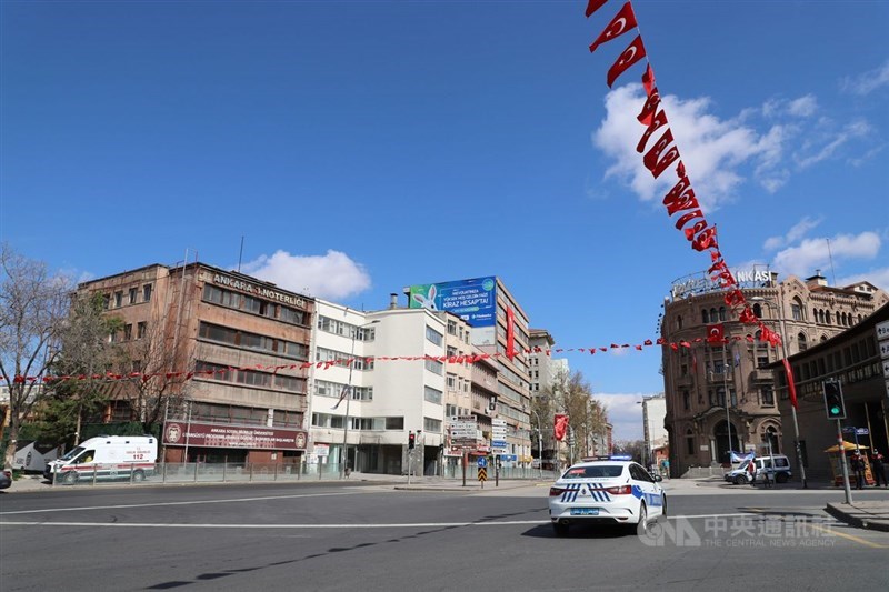 土耳其境內武漢肺炎累計確診病例將破10萬例,31省展開4天宵禁。安卡拉舊城區烏魯斯勝利紀念碑前方圓環23日異常冷清。中央社記者何宏儒安卡拉攝 109年4月23日
