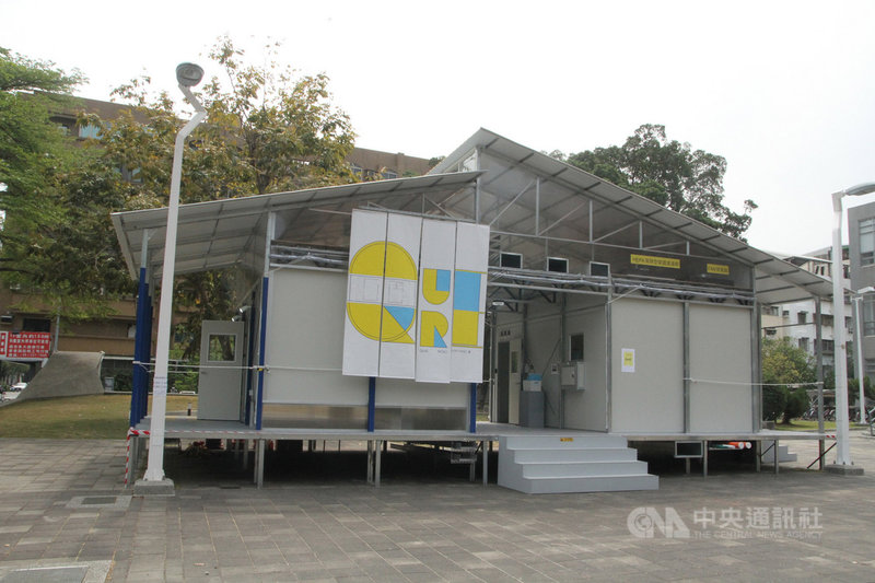 國立成功大學去年4月公開向全球發表1:1實體尺寸的台灣版「移動式緊急部署檢疫醫院原型QurE」,採模組化組裝,能因地制宜,快速搭建檢疫醫院負壓病房組合。(中央社檔案照片)