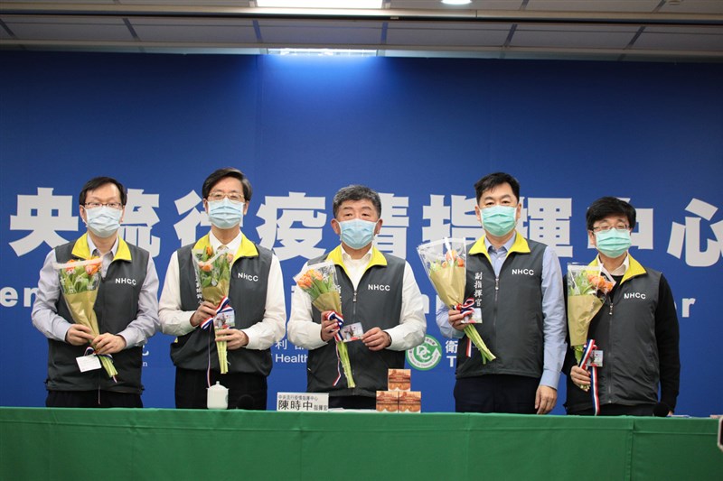 疾管署記者會的高收視率,讓中央流行疫情指揮中心團隊成員成為家喻戶曉的人物。指揮中心發言人莊人祥(左起)、台大副校長張上淳、指揮官陳時中、副指揮官陳宗彥、疾管署長周志浩,都是網友關愛對象,還給他們取了可愛的暱稱。(中央流行疫情指揮中心提供)中央社 109年4月27日