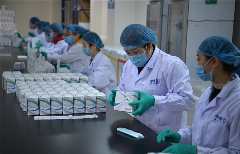 白宮貿易顧問納瓦洛27日指控中國,運交給美國品質低劣、甚至是偽造的冠狀病毒抗體檢測試劑盒。圖為中國一間公司生產呼吸道病毒檢測試劑盒。(檔案照片/中新社提供)