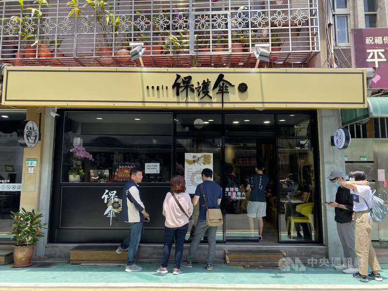 香港「反送中」抗爭者義務律師黃國桐在台開設的「保護傘」餐廳邁入營運第11天。正值午間用餐時段,有些民眾領完號碼牌在店外等待叫號用餐。中央社記者賴言曦攝 109年4月29日