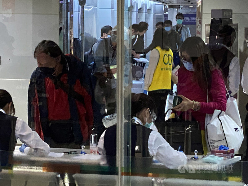 30名滯留印度的台灣人29日晚間順利搭機返台,旅客下機後依程序辦理入境通關,並在領取行李後,前往搭乘防疫車隊計程車,多名旅客都開心表示 ,「回家的感覺真好」。 中央社記者邱俊欽桃園機場攝 109年4月29日