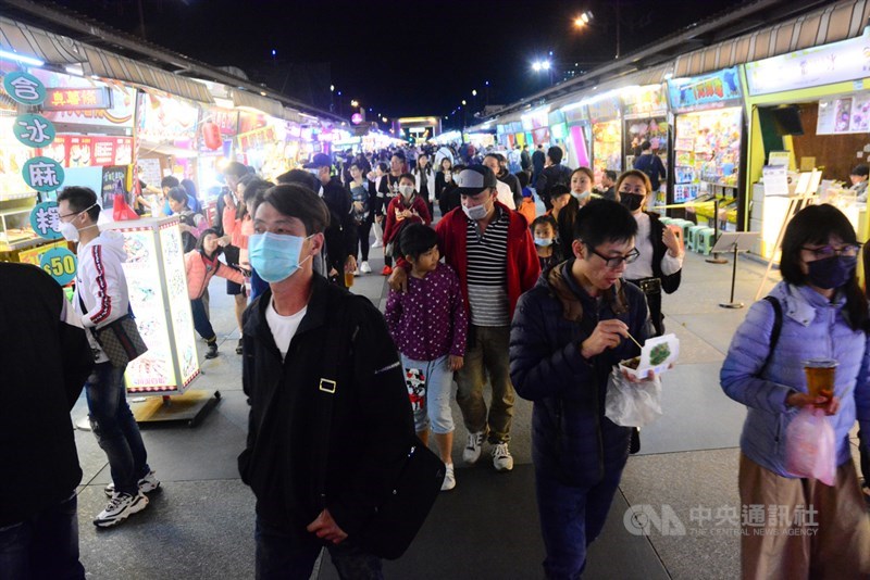 五一連假即將到來,前疾管局副局長施文儀認為,假期不用讓民眾太緊張,反而有助於揪出社區的感染源,陳時中表示「看法類似」。圖為東大門夜市清明連假人潮。中央社記者張祈攝 109年4月11日