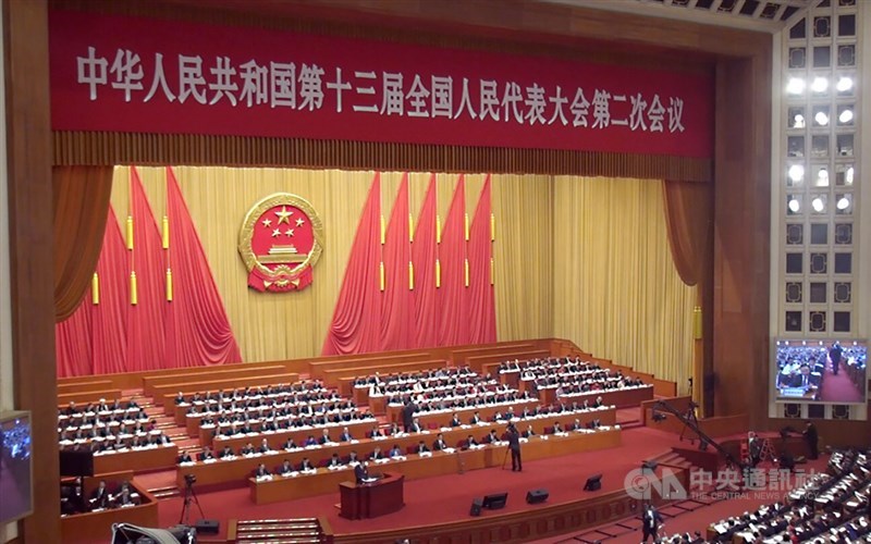 中國全國人大常委會29日上午宣布,將於5月22日在北京召開13屆全國人大3次會議。圖為第13屆全國人大第2次會議。(中央社檔案照片)