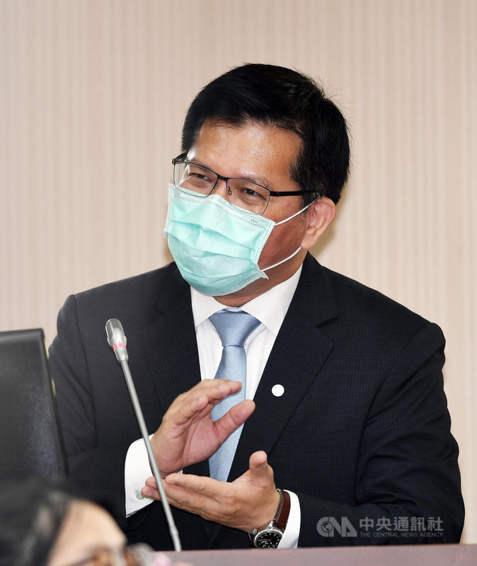 交通部長林佳龍29日表示,「高速公路1968」App人潮示警熱點,據他了解會再增加,指揮中心也有彙整將近100個地點,加上已有的,會達到300處熱點。中央社記者施宗暉攝 109年4月29日