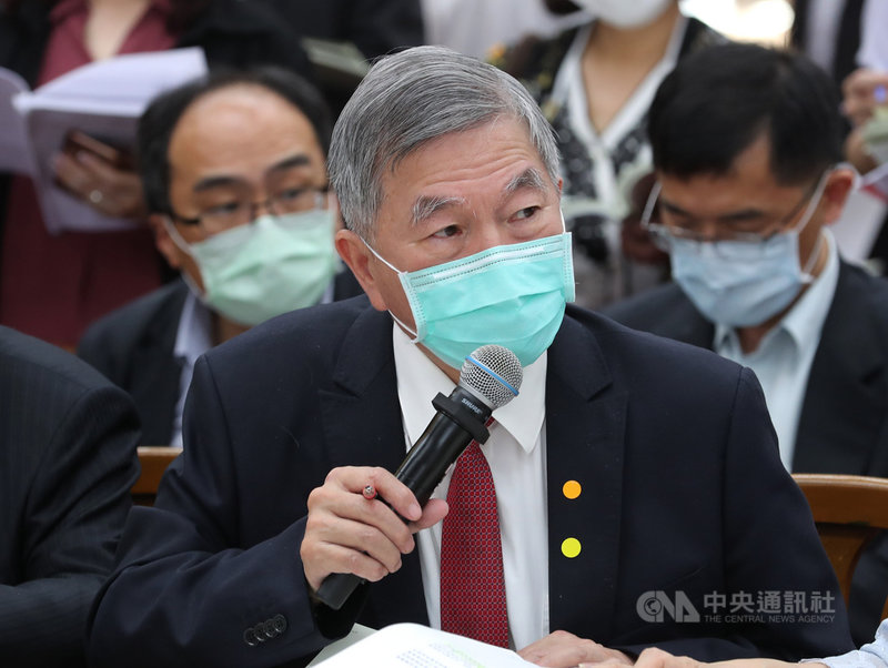 經濟部長沈榮津(前)30日在立法院表示,口罩政策是防疫優先、國內優先,如果有餘裕的時候,會建議指揮中心適度開放口罩生產廠商出口,時間點由指揮中心決定。中央社記者張皓安攝 109年4月30日