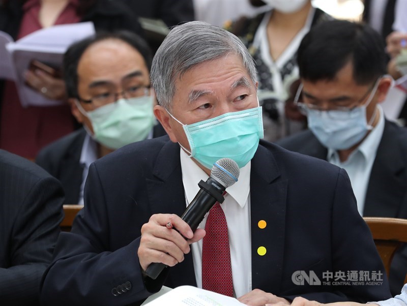 經濟部長沈榮津(前)30日在立法院表示,口罩政策是防疫優先、國內優先,如果有餘裕的時候,會建議指揮中心適度開放口罩生產廠商出口,時間點由指揮中心決定。中央社記者張皓安攝 109年4月30日
