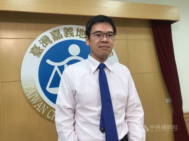 鄭姓男子搭火車刺傷鐵路警察李承翰腹部致死,嘉義地方法院30日宣判無罪,由嘉義地院法官兼發言人洪裕翔(圖)說明判決理由。中央社記者姜宜菁攝 109年4月30日