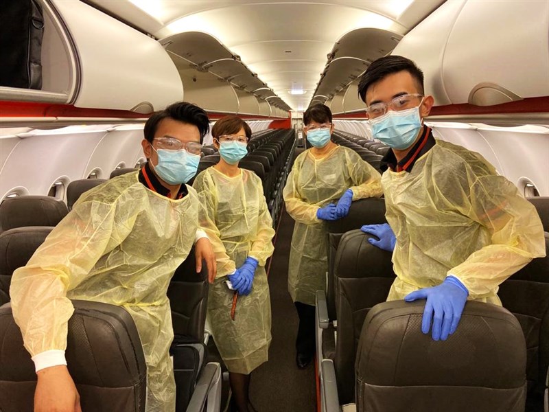 疫情衝擊之下,減售機位和提高票價恐成航空業新常態。廉航「捷星亞洲」表示,為了確保機上社交距離,每個航班的乘客座位數不會超過112個。圖為捷星航空機組員戴口罩。(圖取自facebook.com/JetstarAsiaAirways)