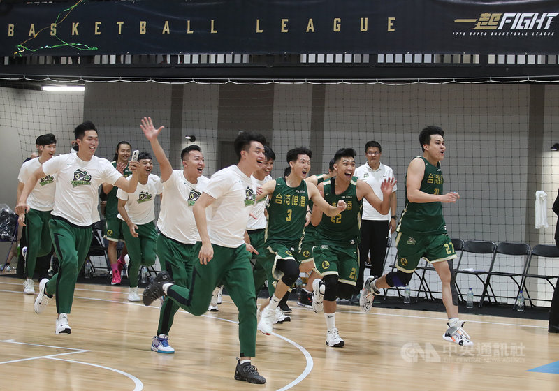 第17季超級籃球聯賽(SBL)總冠軍賽最終戰,台灣啤酒30日晚間以117比78大勝,系列賽以4比3終結裕隆納智捷,奪下冠軍,賽後休息區隊友也衝向場內慶祝。中央社記者張新偉攝 109年4月30日