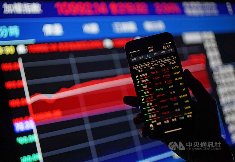 在美股上揚及資金回流挹注下,台北股市30日股匯雙漲,傳產及金融股買單積極,推升大盤收漲219.92點,為10992.14點,漲幅2.04%,成交金額新台幣2290.84億元。中央社記者裴禛攝 109年4月30日