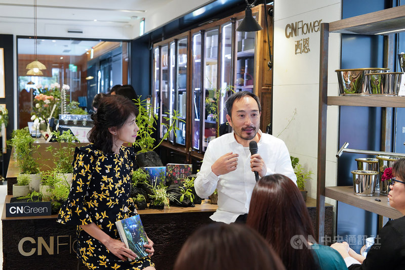 花藝師凌宗湧(右)以日本作家三浦紫苑新作中提及的植物阿拉伯芥為靈感,打造出特製款植栽,凌宗湧表示,這次創作最開心的,就是到野地尋找材料。(新經典文化提供)中央社 109年4月30日